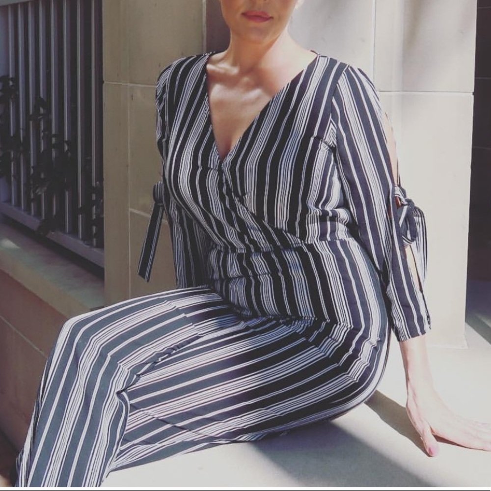 Striped jumpsuit with open sleeves
